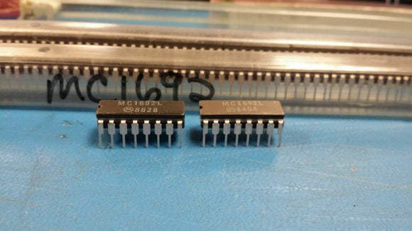 (2 PCS) MC1692L MOT Line Receiver, 1 Func, 4 Rcvr, ECL, CDIP16 (8404,8628,8704 )