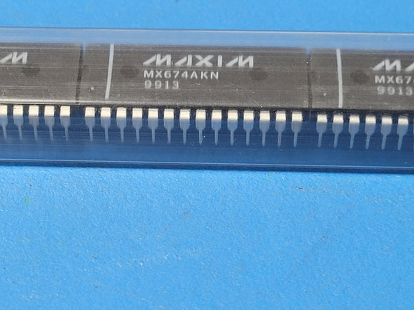 (1 PC) MX674AKN MAXIM 12 Bit Analog to Digital Converter 1 Input 1 SAR 28-PDIP