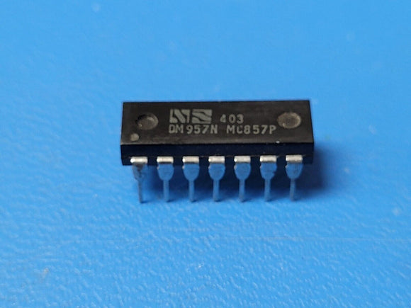 (1 PC) DM957N / MC857P NSC QUAD 2-INPUT NAND GATE, PDIP14