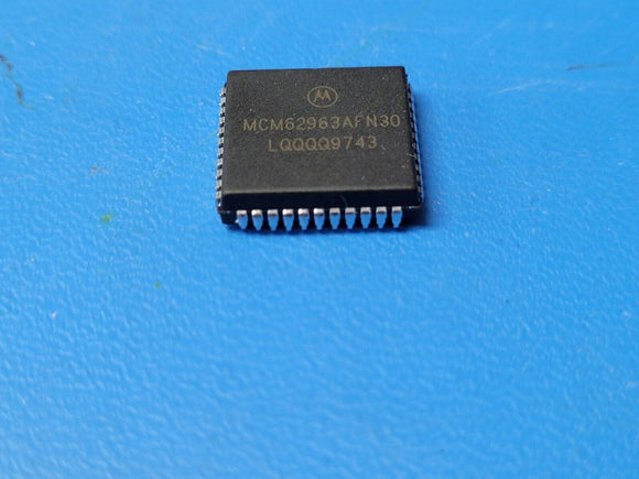 (1 PC) MCM62963AFN30 MOT Cache SRAM, 4KX10, CMOS, PQCC44