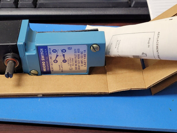 (1 PC) LSZ7YAB1A MICRO SWITCH HEAVY DUTY LIMIT SWITCH 600VAC 10 AMPS