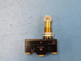 (1) Z-15GQ22-B OMRON Snap Acting/Limit Switch, SPDT, 15A, 14VDC, Roller Plunger