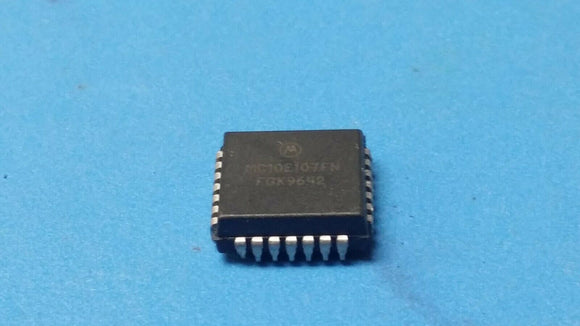 (2 PCS) MC10E107FN MOT XOR/XNOR Gate, 10E Series, 5-Func, 2-Input, ECL, PLCC28