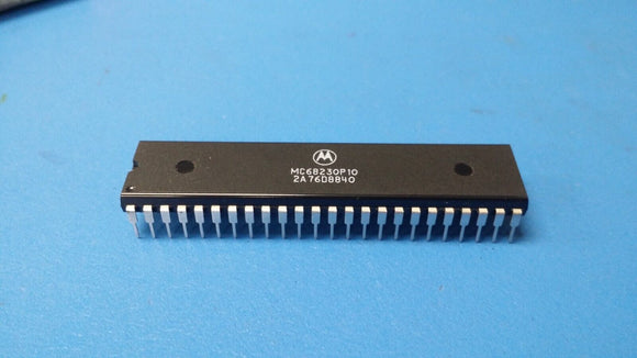 (1 PC) MC68230P10 MOT Parallel I/O Port, 24 I/O, CMOS, PDIP48