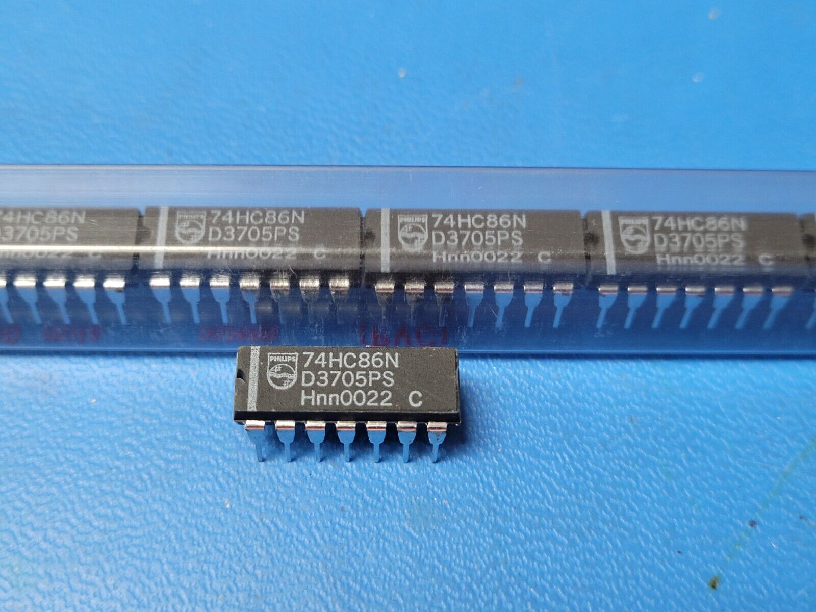 Integrated circuits: AND, OR, NOR, NAND, XOR, and NOT logic gates – PCB HERO, image size:1600x1200