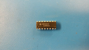 (2 PCS) MC10197P MOTOROLA HEX 1-INPUT NON-INVERT GATE PDIP16