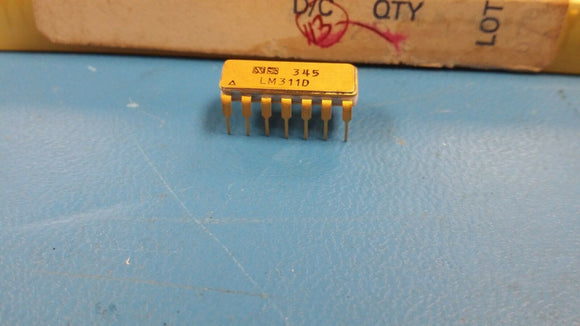 (1 PC) LM311D(CDIP) NSC VINTAGE 14 PIN CERAMIC DIP GOLD LEADS AND TOP 1973 DATE