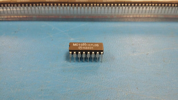 (10 PCS) MC10H107LDS  MOTOROLA TRIPLE 2-INPUT XOR/XNOR GATE CDIP16