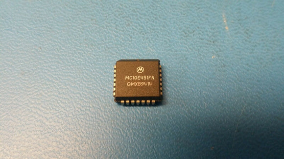 (2 PCS) MC10E451FN MOT IC Flip Flop 1 Element D-Type 6 Bit Positive Edge PLCC-28