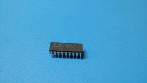 (2 PCS) MBM10470A-20 FIJITSU Standard SRAM, 4KX1, 20ns, CDIP18