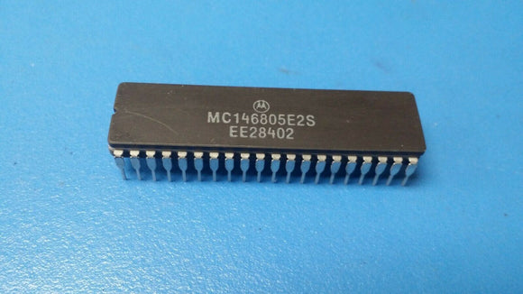 (1 PC) MC146805E2S MOTOROLA Microcontroller, 8-Bit, 6805 CPU, 5MHz, CMOS, CDIP40